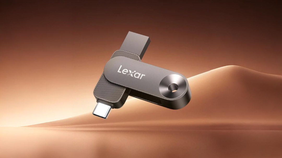Lexar JumpDrive D500 çift taraflı USB sürücü tanıtıldı